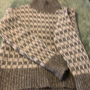 Everlane grey sweater just like the sunflower golden color